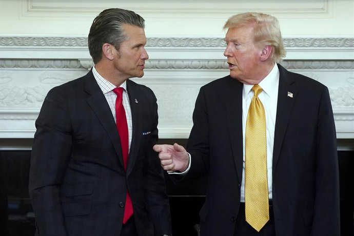 23 de outubro de 2025, Washington, Distrito de Columbia, EUA: O presidente dos Estados Unidos, DONALD TRUMP (à direita), e o secretário de Guerra dos EUA, PETE HEGSETH (à esquerda), durante uma mesa redonda com a Força-Tarefa de Segurança Interna na Sala 
