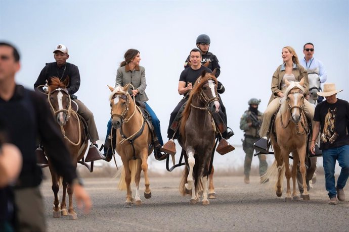 La secretaria de Seguridad Nacional de Estados Unidos, Kristi Noem, monta a caballo junto al presidente de Ecuador, Daniel Noboa, y la primera dama, Lavinia Valbonesi, en su visita a Ecuador para estudiar el establecimiento de bases estadounidenses