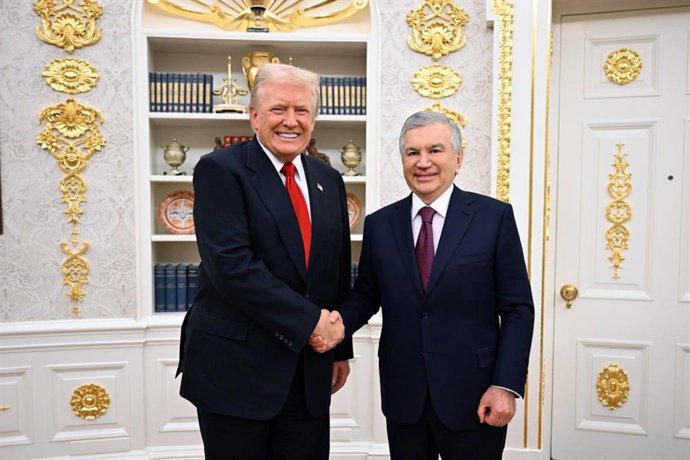 O presidente dos EUA, Donald Trump, com seu colega uzbeque, Shavkat Mirziyoyev.