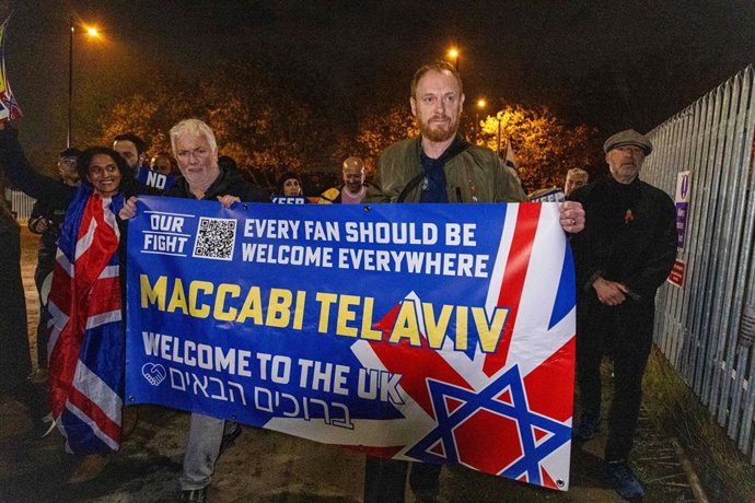 Protesta por la prohibición de que los aficionados asistan al partido entre el Villa y el Maccabi en Villa Park