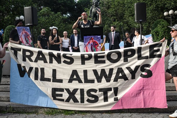Archivo - 18 de junho de 2025, Nova York, Nova York, EUA: Uma manifestação de emergência pelos direitos do gênero trans foi realizada em resposta à Suprema Corte dos EUA, que manteve uma lei do Tennessee que proíbe o atendimento de afirmação de gênero par