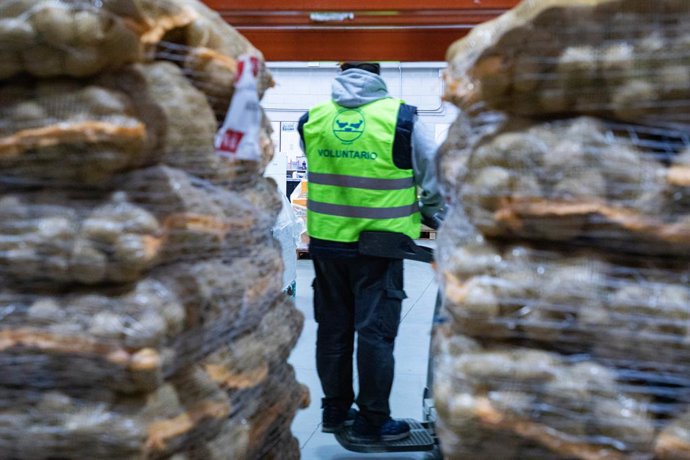 Archivo - Miembros de la Federación Española de Bancos de Alimento (FESBAL) realizando labores de recogida de alimentos, en un supermercado de Alcobendas, a 22 de noviembre de 2024, en Alcobendas, Madrid (España). La Gran Recogida de 2024 de la Fundación 