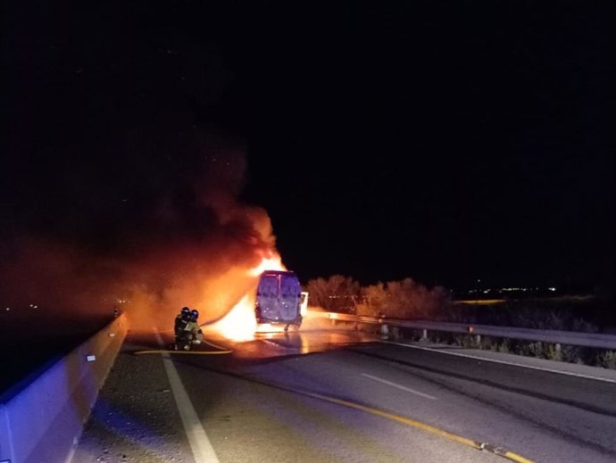 Uno de los vehículos ardiendo en la carretera