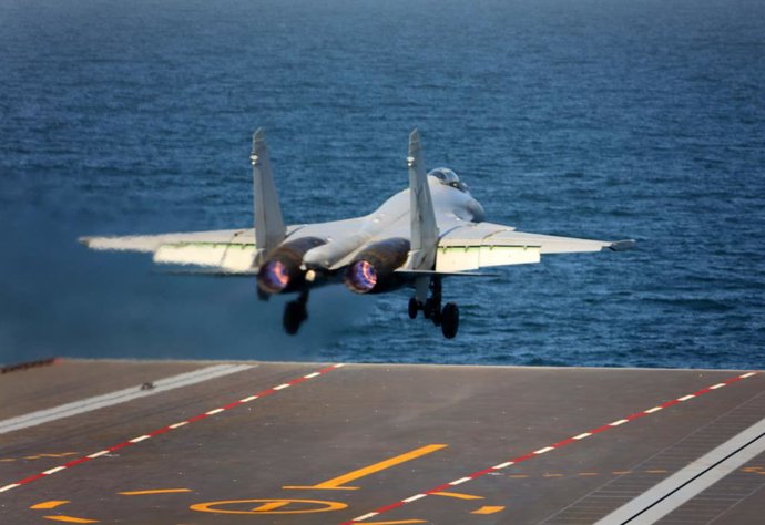 Archivo - Imagen de archivo de un avión de la Fuerza Aérea china despegando desde el portaaeronaves 'Fujian'.
