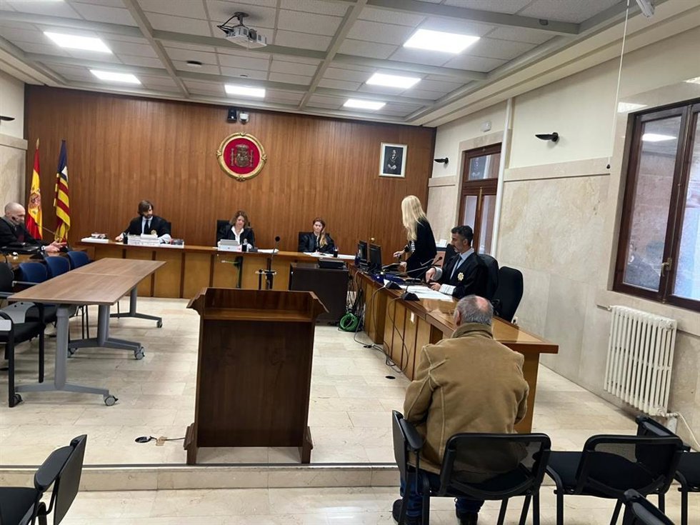 El acusado, de espaldas, este viernes en la Audiencia Provincial de Palma.