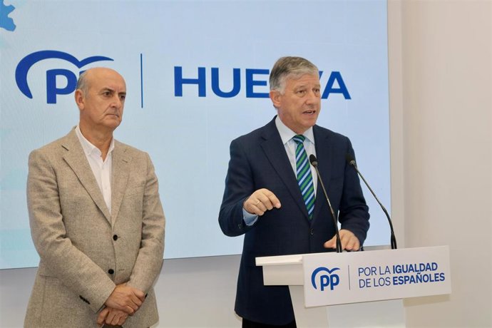 Archivo - Los senadores del Partido Popular, Carmelo Romero (derecha) y Juan Manuel González, en rueda de prensa.