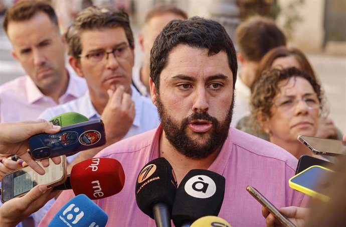 Archivo - El alcalde de Nules y presidente de la Unión Municipalista, David García, atiende a los medios de comunicación