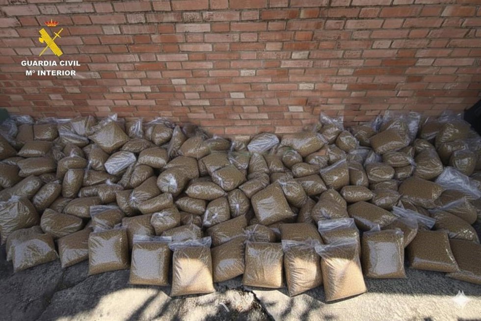 Paquetes de picadura de tabaco de contrabando listos para su envío.