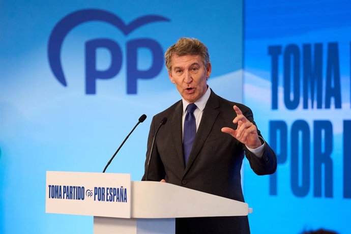 El presidente del Partido Popular, Alberto Núñez Fejióo, interviene durante la presentación del Plan Nacional de Autónomos, en el Edificio Bisalia del PCTCAN, a 5 de noviembre de 2025, en Santander, Cantabria (España). El plan propone que los nuevos autón