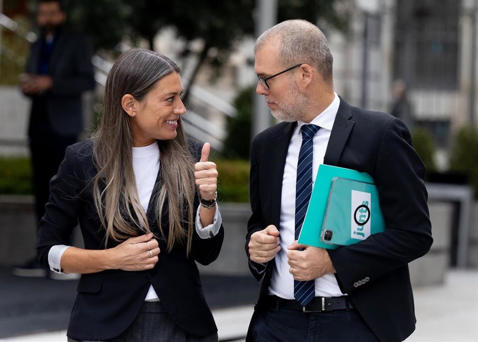 La portavoz de Junts en el Congreso, Miriam Nogueras, y el diputado de Junts Josep Maria Cruset a su llegada a una rueda de prensa para valorar la legislatura, en el Congreso de los Diputados, a 6 de noviembre de 2025, en Madrid (España).