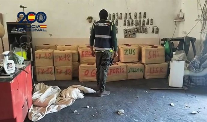 Un agente en la finca donde se han intervenido 2.000 kilos de hachís en Jerez.