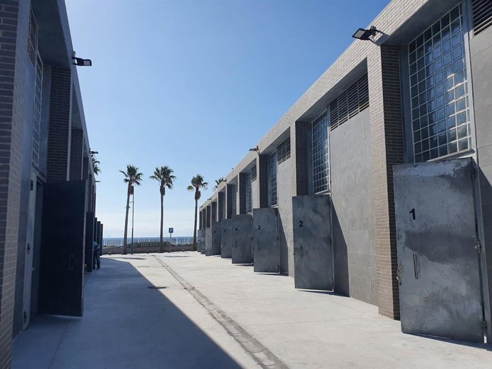 El proyecto se desarrolla en dos edificios donde se distribuyen los 16 cuartos de armadores, con planta baja y entreplanta, todos ellos de igual superficie