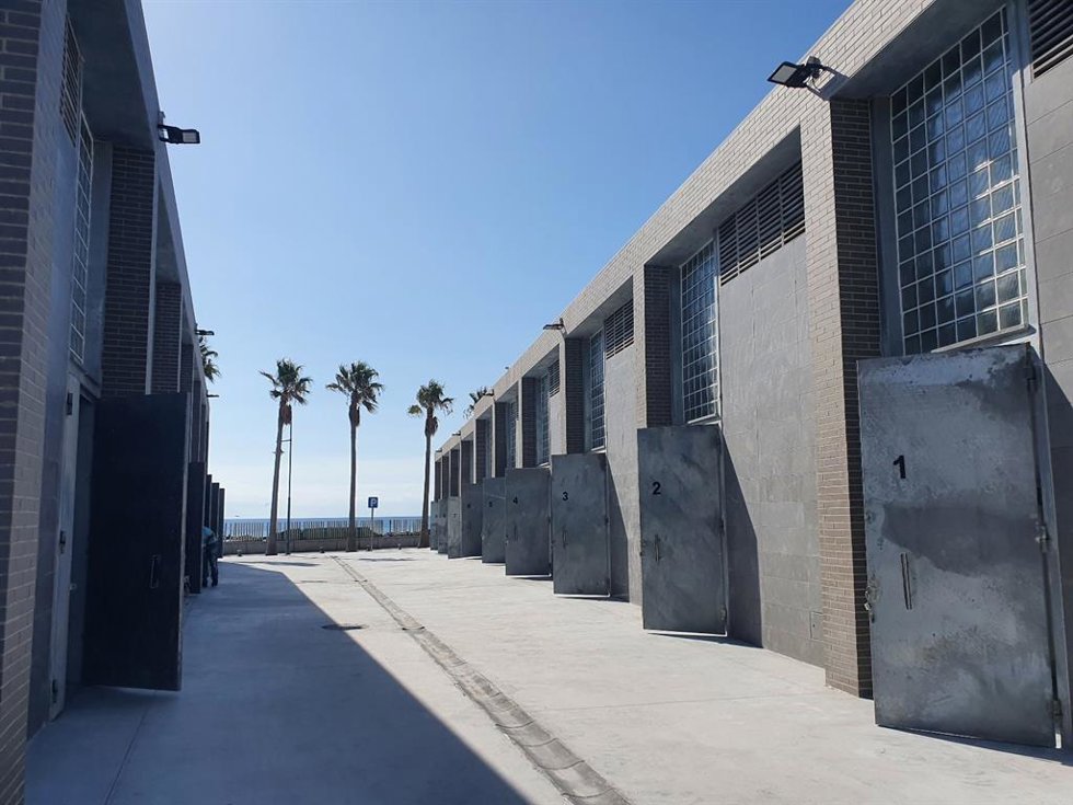 El proyecto se desarrolla en dos edificios donde se distribuyen los 16 cuartos de armadores, con planta baja y entreplanta, todos ellos de igual superficie