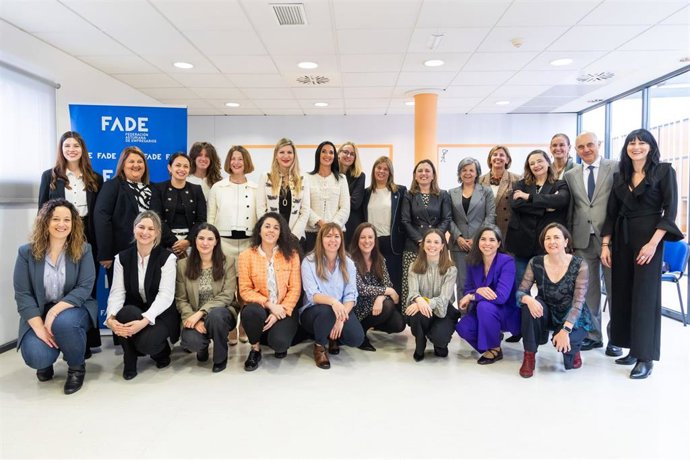 Archivo - Participantes del Programa Ella Lidera en la sede de FADE.