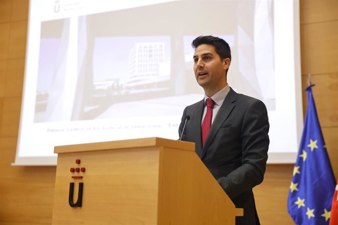 Archivo - El consejero de Educación, Ciencia y Universidades, Emilio Viciana, en la entrega de los Premios Campus de Excelencia Internacional 2024 Energía Inteligente, el 16 de diciembre de 2024, en Móstoles, Madrid.