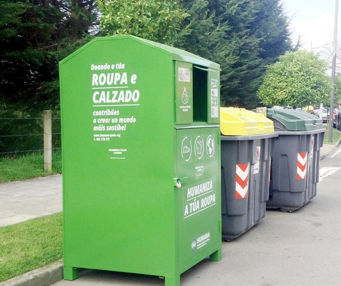 Archivo - Contenedor de Humana, en Silleda, para recogida de ropa