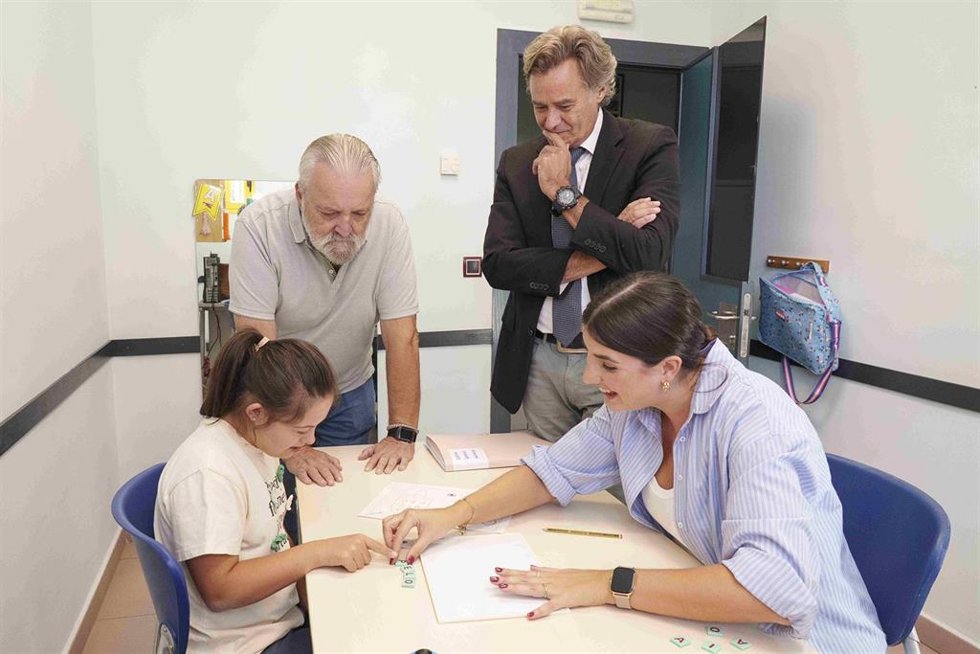 Archivo - El director de Actividades Sociales de Fundación Unicaja, Gerardo Lerones (dcha.), y el presidente de Down Andalucía, José Fabián Cámara, visitan la sede de Down Córdoba.