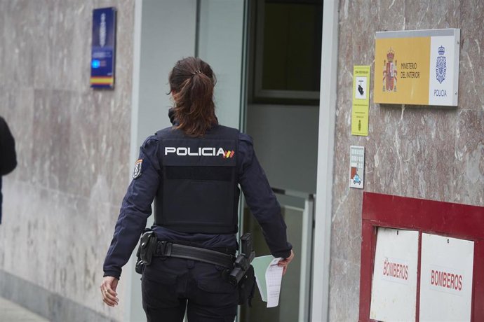 Archivo - Una agente de la Policía Nacional en la Jefatura Superior de la Policía de Pamplona.