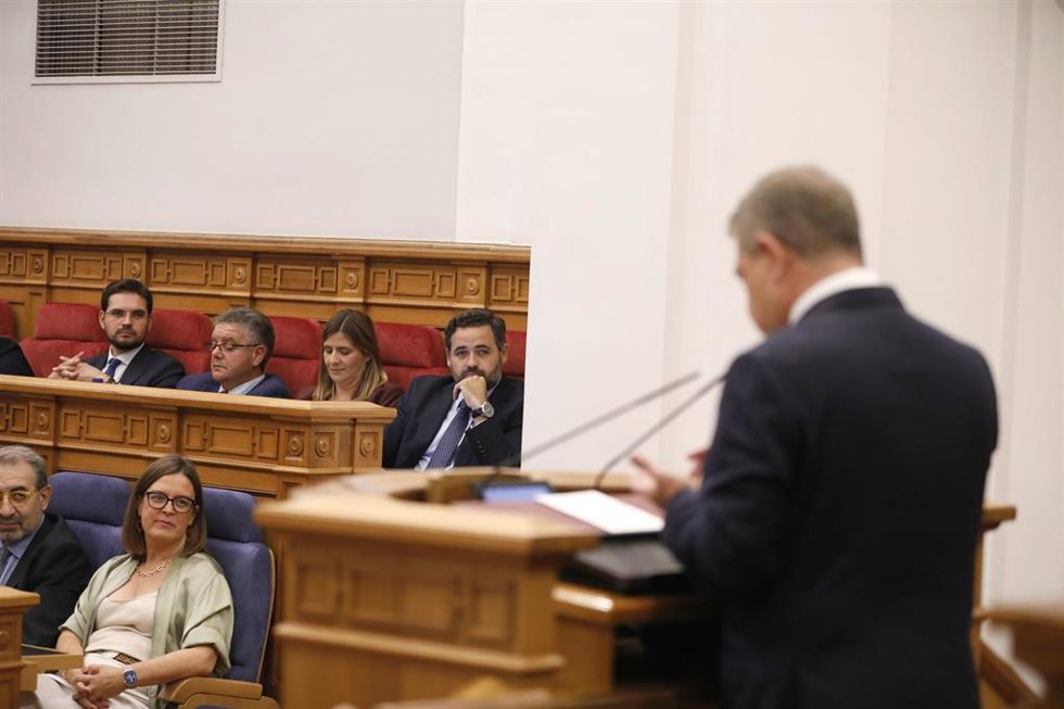 El presidente de Castilla-La Mancha, Emiliano García-Page, interviene en el Debate del Estado de la Región ante la atenta mirada del líder del Grupo Parlamentario Popular, Paco Núñez.