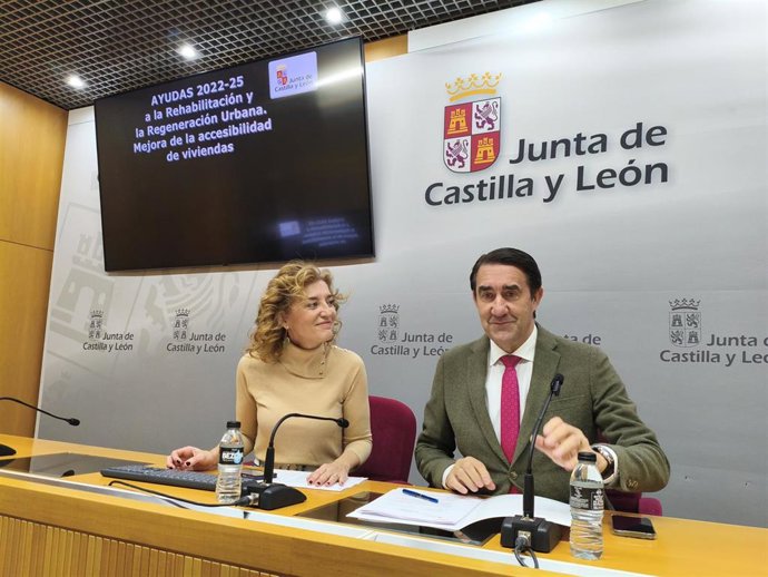 El consejero de Medio Ambiente, Vivienda y Ordenación del Territorio de Castilla y León, Juan Carlos Suárez-Quiñones, junto a la directora general de Vivienda, María Pardo.