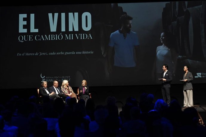 La alcaldesa de Jerez de la Frontera, María José García-Pelayo, en el estreno de un corto promocional de la Ruta del Vino.