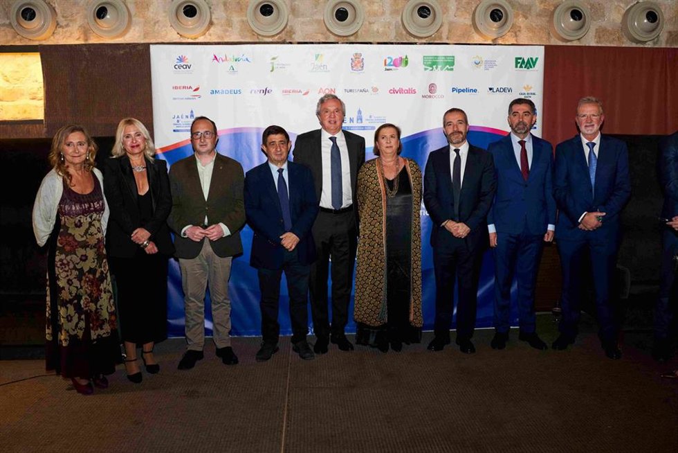 CEAV entrega sus distintivos turísticos a Fina Muñoz y Turespaña durante 8 Cumbre Mundial de agencias en Jaén.