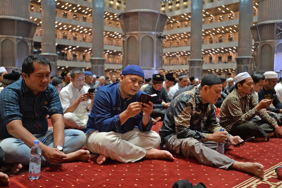Archivo - Imagen de musulmanes en mezquita en Indonesia