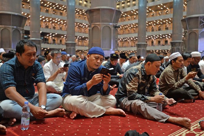 Archivo - February 13, 2025, Jakarta, Indonesia, Jakarta: Muslims read the Quran on the night of Shab-e-Barat (Nisfu Sha'ban) at Istiqlal Mosque in Jakarta on February 13, 2025. Muslims around the world consider Nisfu Sha'ban as one of the three holiest n