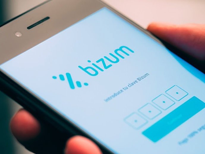 Archivo - Imagen de un usuario utilizando Bizum en su móvil.