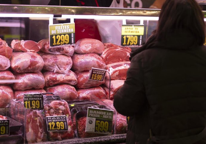 Archivo - Piezas de ternera expuestas en una carnicería en un puesto de un mercado, a 15 de marzo de 2023, en Madrid (España). El Índice de Precios de Consumo (IPC) ha subido un 0,9% en febrero en relación al mes anterior y elevó una décima su tasa intera