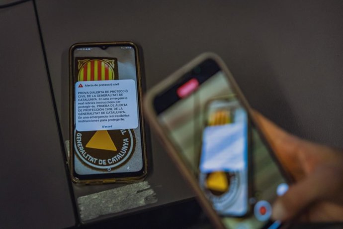Una prova del sistema d'alertes de Protecció Civil als telèfons mòbils a Barcelona