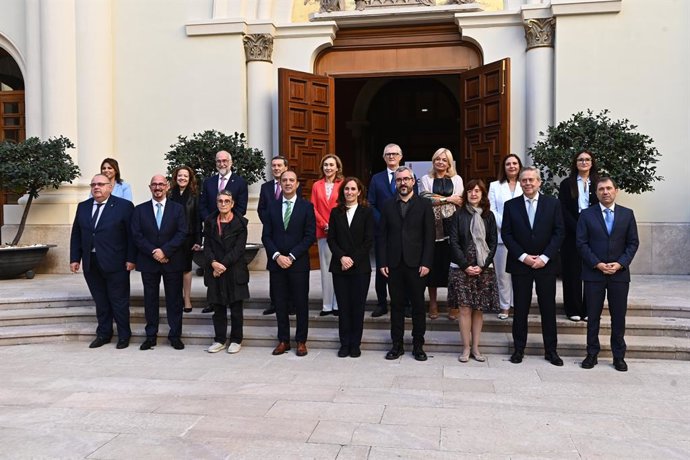 A Ministra da Saúde, Mónica García (c), e o Ministro Regional da Saúde de Aragão, José Luis Bancalero Flores (4i), participam da sessão plenária do Conselho Interterritorial do Sistema Nacional de Saúde (CISNS), na sede do Governo Regional de Aragão, em 2