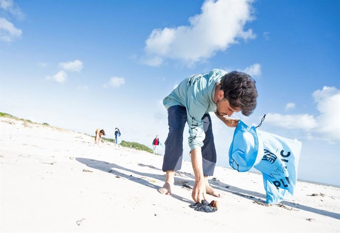 Limpieza costera registrada con la app de Universal Plastic.