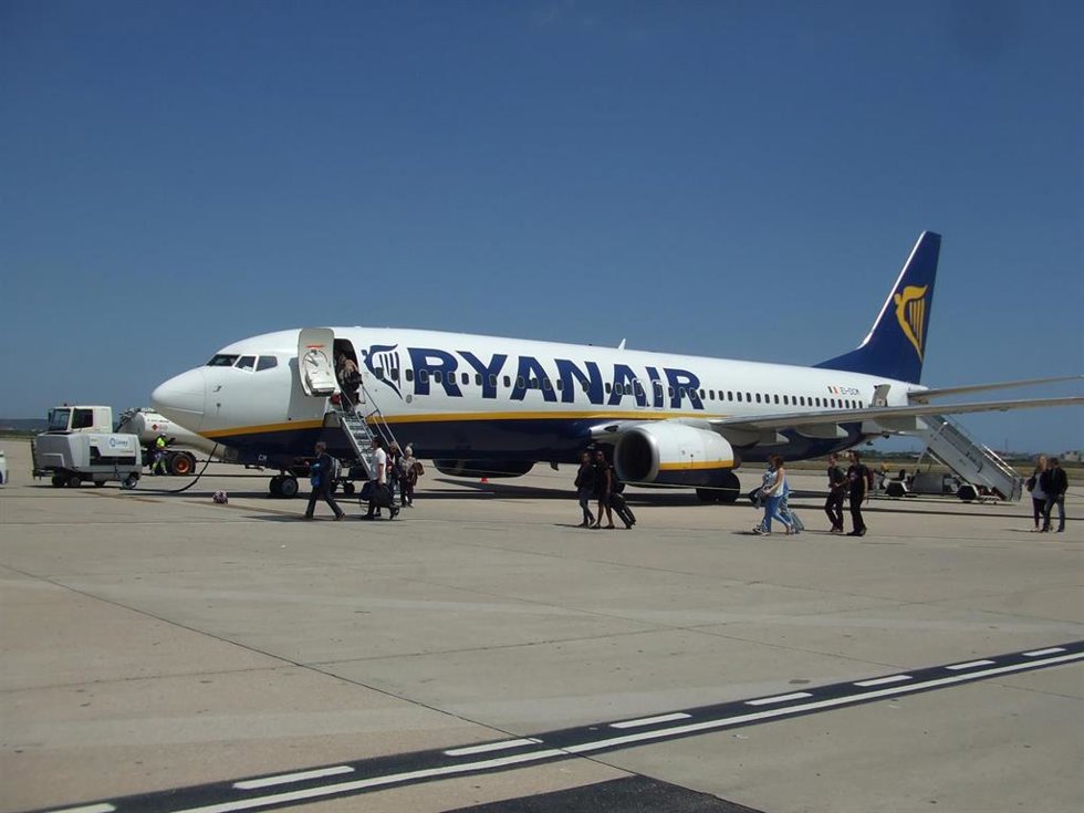 Archivo - Avión de Ryanair.