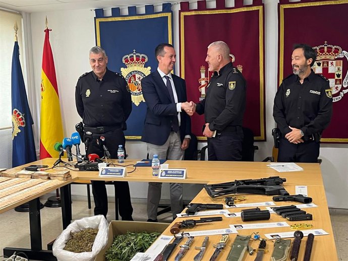 El subdelegado del Gobierno en Almería, José María Martín, y el comisario provincial, Antonio María Delgado, se saludan durante la presentación de la operación junto a parte del material intervenido.