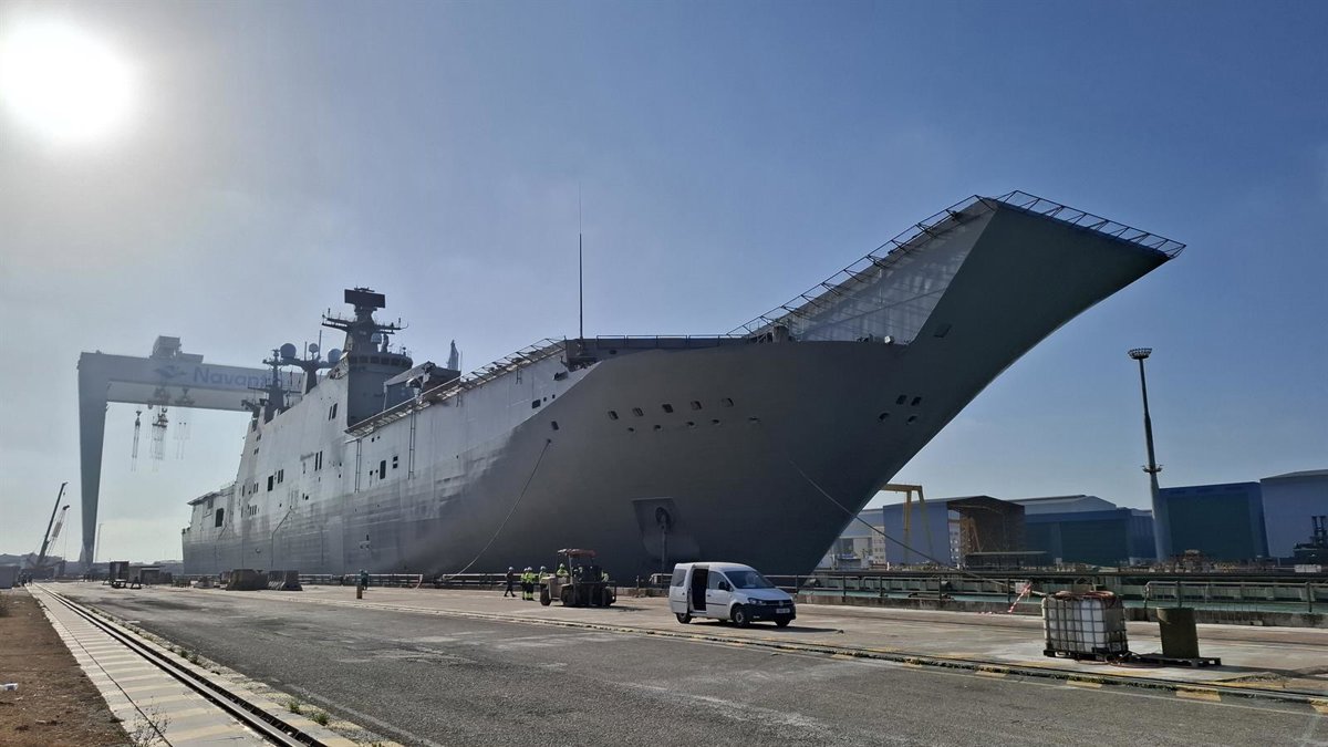 El  Juan Carlos I  culmina su mantenimiento y modernización en los astilleros de Navantia en Puerto Real (Cádiz)
