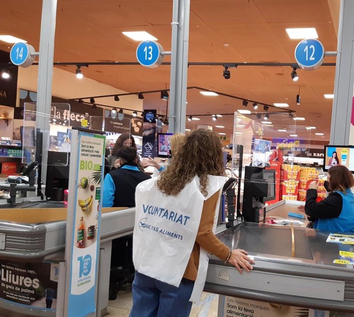 Un voluntario del Gran Recapte en un supermercado de Caprabo