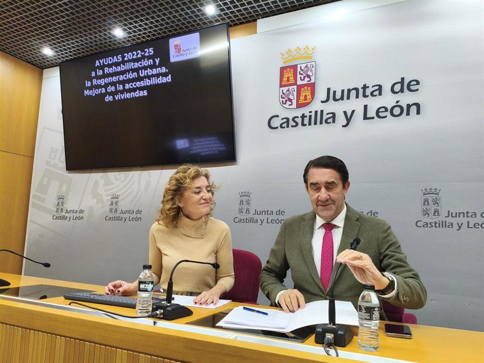 El consejero de Medio Ambiente, Vivienda y Ordenación del Territorio, Juan Carlos Suárez-Quiñones, y la directora general de Vivienda, María Pardo.