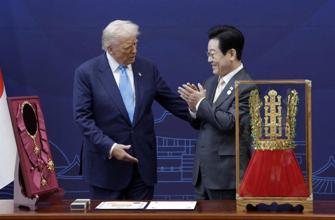 29 de outubro de 2025, Gyeongju, Gyeongbuk, COREIA DO SUL: 29 de outubro de 2025, Gyeongju, Coreia do Sul - O presidente dos EUA, Donald Trump, reage ao ser presenteado com a Grande Ordem de Mugunghwa e a coroa de ouro de Silla pelo presidente sul-coreano