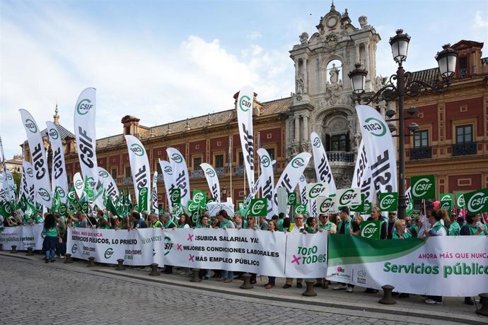 La Central Sindical Independiente y de Funcionarios (CSIF) se moviliza frente al Palacio de San Telmo. A 5 de noviembre de 2025, en Sevilla (Andalucía, España).
