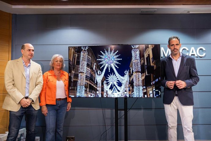 La concejala delegada de Fiestas, Teresa Porras, acompañada por el presidente de la Asociación de Comerciantes del Centro Histórico, Rodrigo Bocanegra, y el presidente de Mahos, Javier Frutos; y el vicepresidente de Aehcos, Francisco Moro.