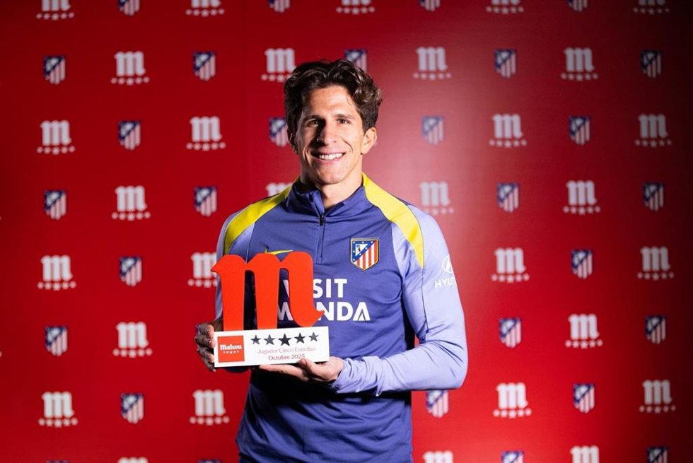 Giuliano Simeone, con el premio 'Jugador Cinco Estrellas' Mahou del mes de octubre.