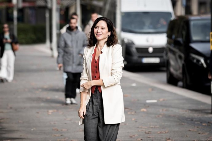 La presidenta de la Comunidad de Madrid, Isabel Díaz Ayuso, llega al foro de inversión deportiva de Oriente Medio, Middle East Sports Investment Forum (MESIF), a 7 de noviembre de 2025