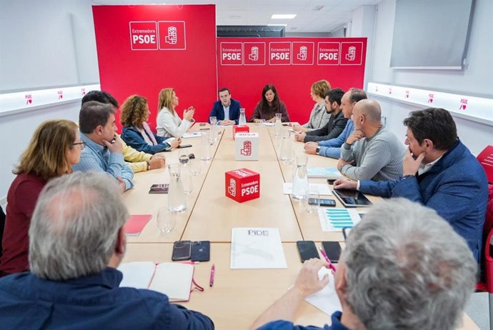 El candidato del PSOE a la Presidencia de la Junta, Miguel Ángel Gallardo, en la reunión con los sindicatos docentes.