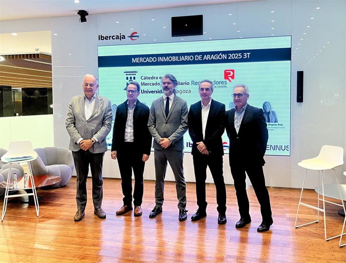 Foto de familia antes de la presentación del Informe del Mercado Inmobiliario de Aragón, en el Espacio Xplora de Ibercaja.