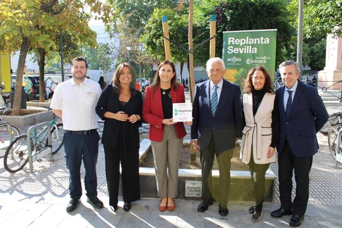 La delegada de Arbolado, Parques y Jardines del Ayuntamiento de Sevilla, Evelia Rincón, y el presidente de la Fundación Cámara de Comercio de Sevilla, Francisco Herrero, en el reconocimiento a tres empresas por donar árboles en el plan Replanta Sevilla.