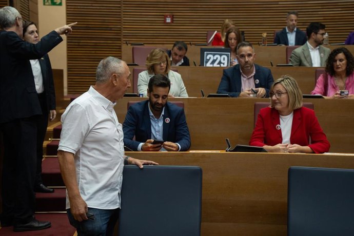 Archivo - El síndic de Compromís, Joan Baldoví (1i), y el portavoz del PSOE en las Corts de Valencia, José Muñoz (2i), durante el Debate de Política General