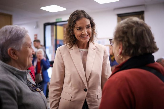 La portavoz socialista en el Ayuntamiento de Madrid, Reyes Maroto , en su visita al Centro Municipal de Mayores Roger de Flor en Carabanchel, uno de los afectados por la quiebra de la empresa Educo