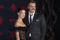 Millie Bobby Brown y David Harbour, abrazados en la premiere de Stranger Things 5 tras la supuesta denuncia por acoso