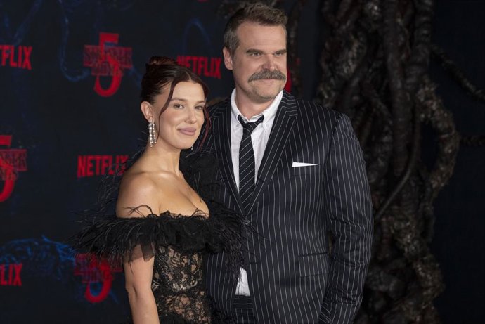 Millie Bobby Brown y David Harbour, abrazados en la premiere de Stranger Things 5 tras la supuesta denuncia por acoso